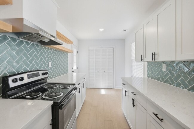 Building Photo - Beautifully Renovated 3-Bedroom with Fence...