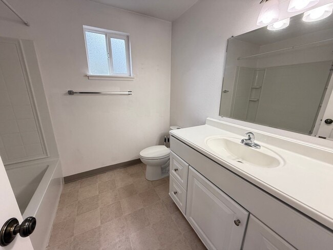 Building Photo - 2 Bed/1 Bath SE Bend Condo with Single Car Garage