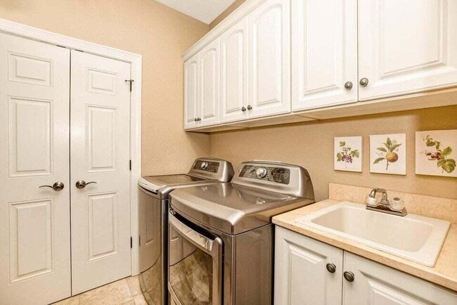 Building Photo - W162N5492 Westwind Dr