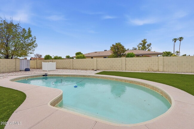 Building Photo - 2546 E Geneva Dr