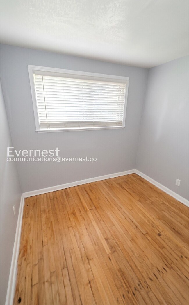 Building Photo - 3 Bed/1 Bath Home with Fenced Yard & Garage / Vouchers Accepted / Available Now!