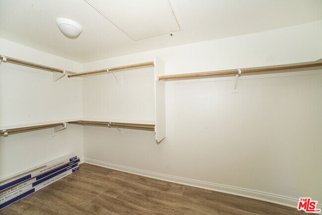 Building Photo - 5625 Crescent Park W