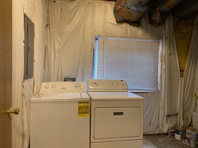 Building Photo - STUDENTS WELCOME! Single-Family Home Walking Distance to CSU!