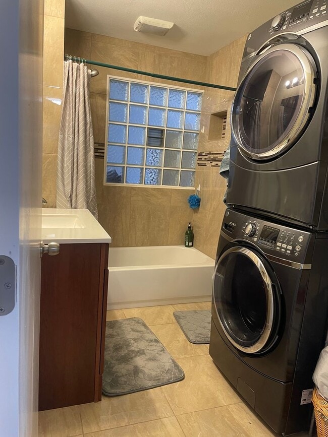 Building Photo - Move in ready rental in downtown Rainier with Columbia River views!