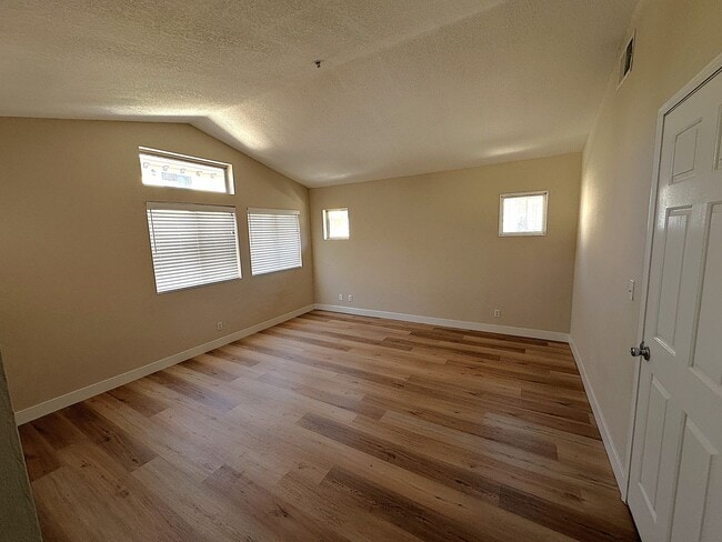 Building Photo - Spacious 4 Bed, 3 Bath Townhome in Gated W...