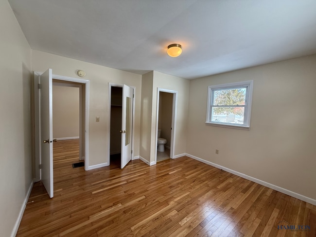 Building Photo - 4332 E Lake Rd