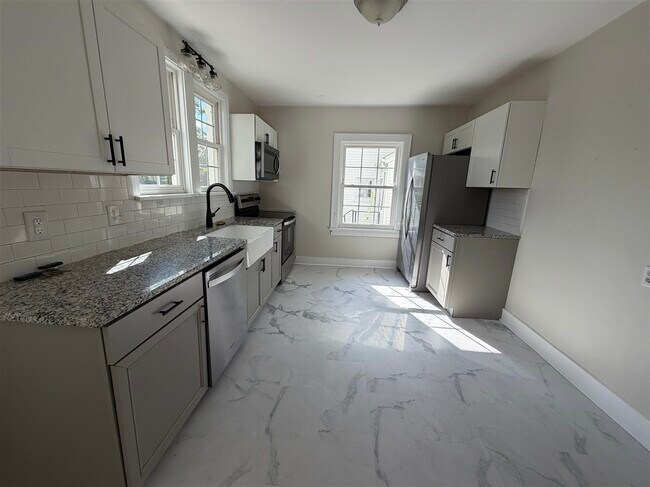 Building Photo - 509 University Dr