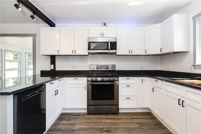 Building Photo - 578 Victory Hwy