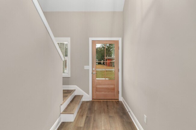 Building Photo - 204 Pineland Dr