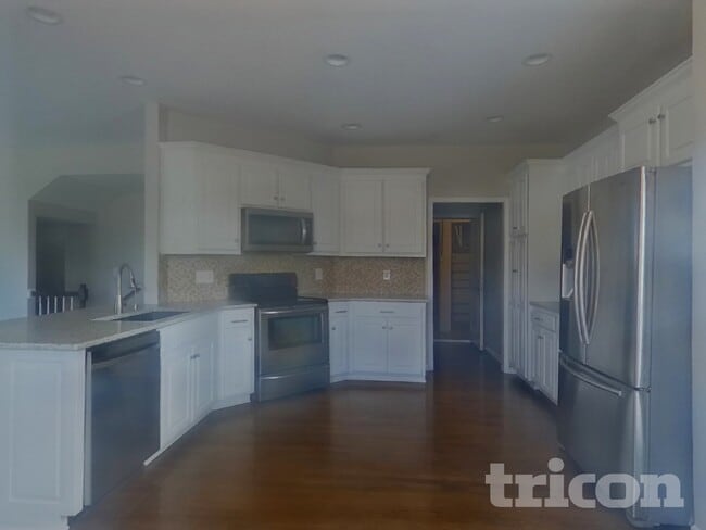 Building Photo - 5004 Woodstock St