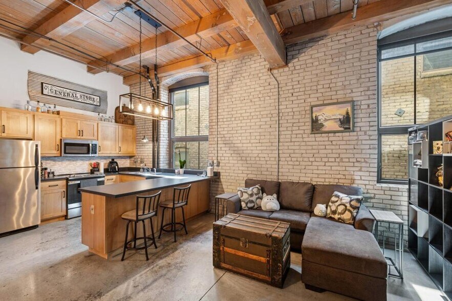 Building Photo - 127 5th St NE