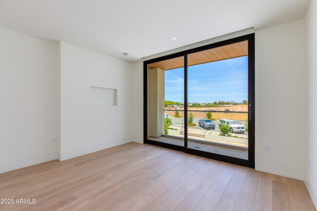 Building Photo - 6587 N Palmeraie Blvd