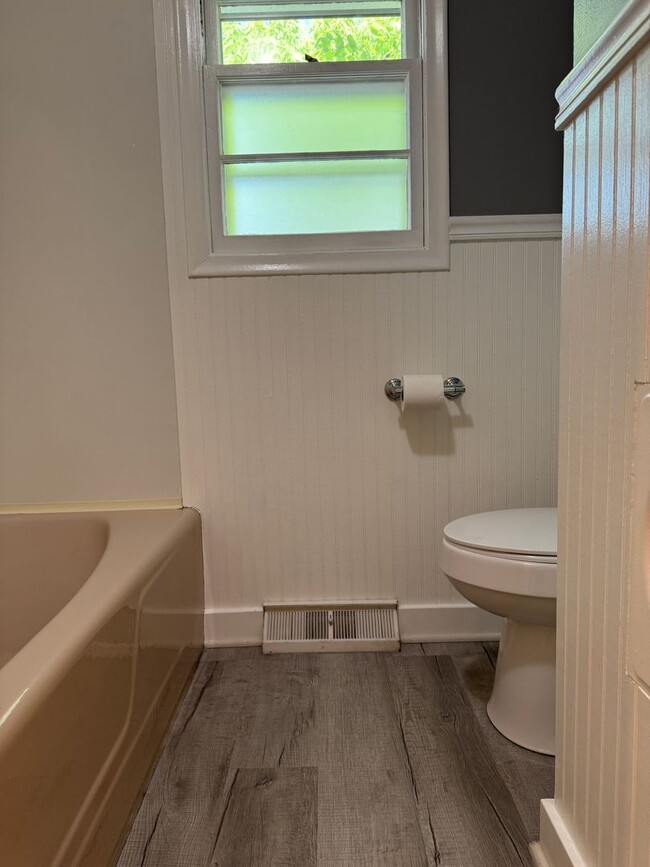 Building Photo - Charming Midtown 3BR Near Benson & UNO for...
