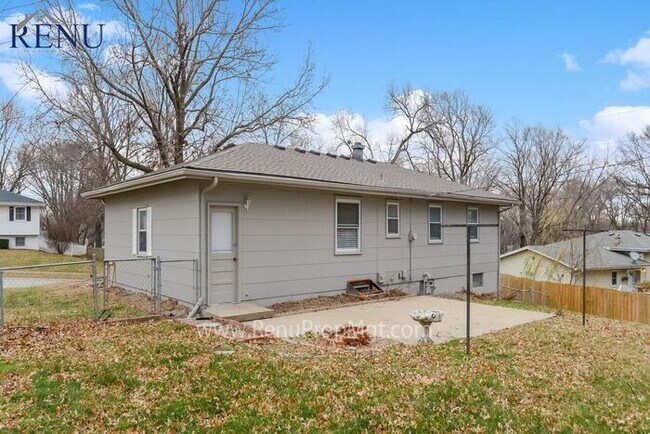 Building Photo - Available NOW! 3 bedroom Ranch Style Home ...