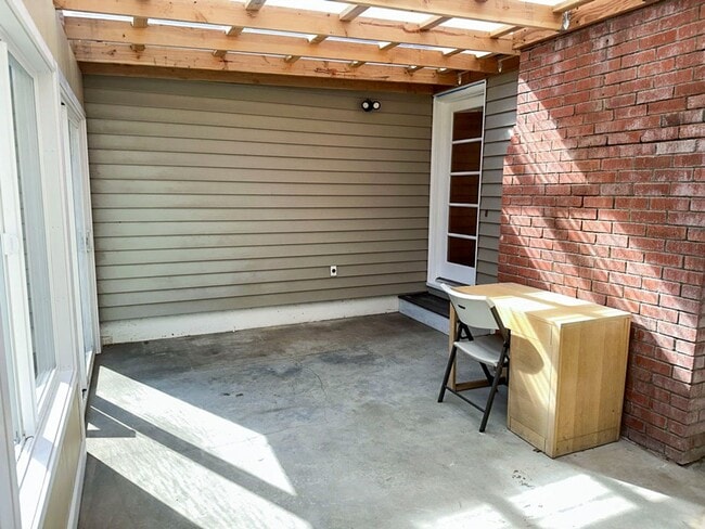 Building Photo - Pet-Friendly 3/2 Home Has A Spacious Layout & Recent Renovations Throughout!