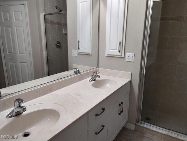 Building Photo - 1034 SE 5th Pl