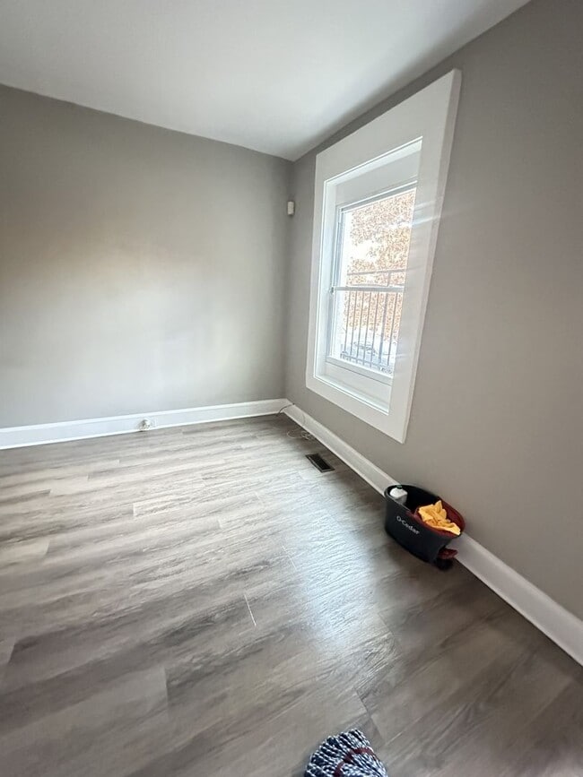 Building Photo - Spacious 4BR Rowhome Near Ellwood Park, Washer/Dryer Included