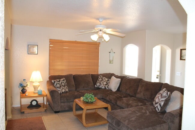 Building Photo - 3 Bed 1 Bath Home w/ 1 Car Garage and Larg...