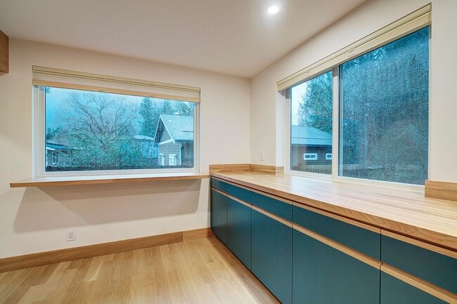 Building Photo - 3Bd/2.25Ba North Bend House