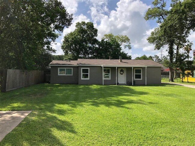 Building Photo - 2121 Holly Dr