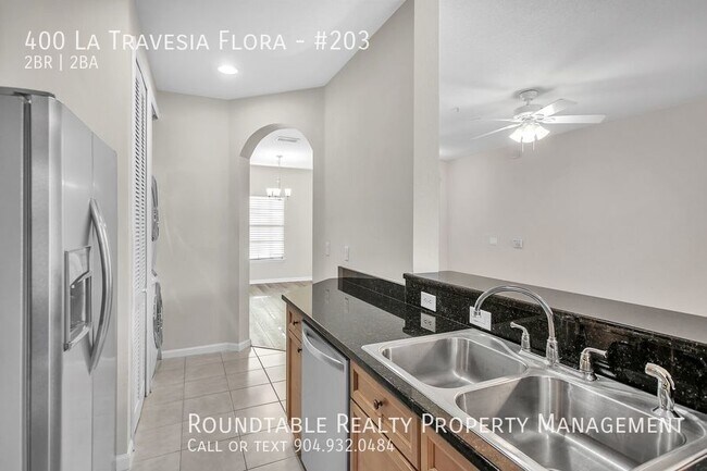 Building Photo - 400 La Travesia Flora