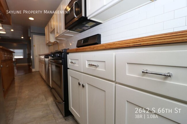 Building Photo - 2642 S 66th St