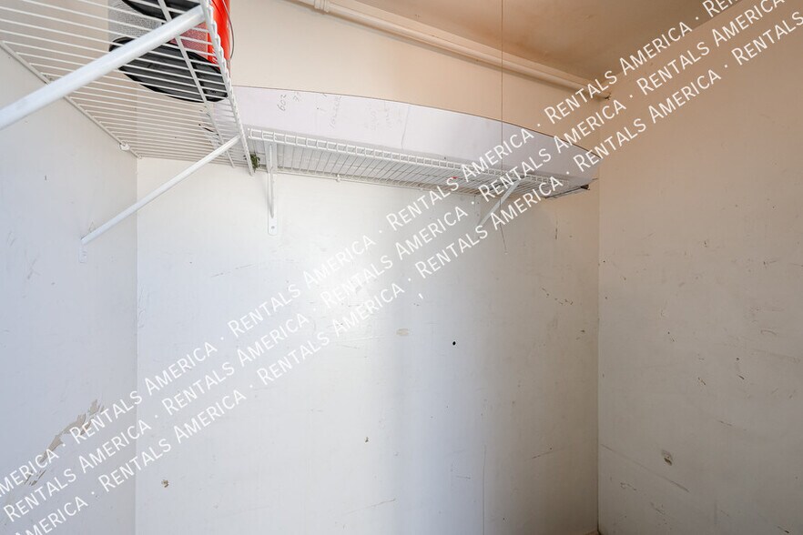 Building Photo - 712 N Santa Barbara