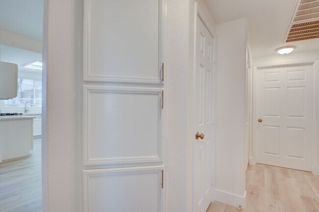Building Photo - Horizon Hills Condominiums