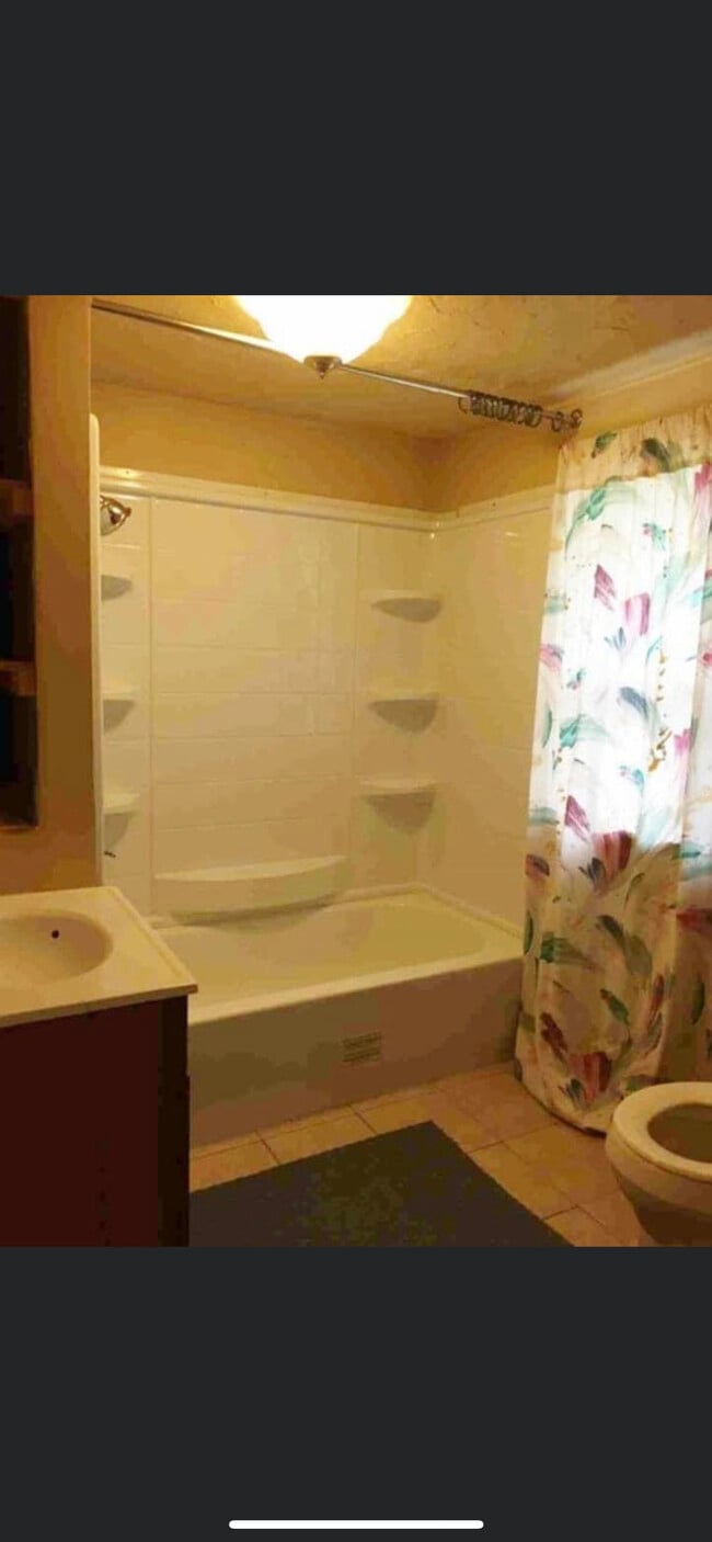 Bathroom - 891 Geranium Ave E