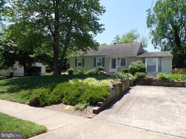 Building Photo - 1820 Pimmit Dr