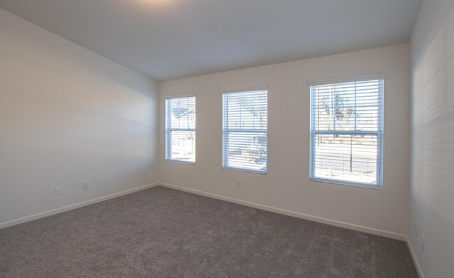 Building Photo - BEAUTIFUL 2 Bedroom End Unit Townhome in Cox Mill District AVAILABLE NOW