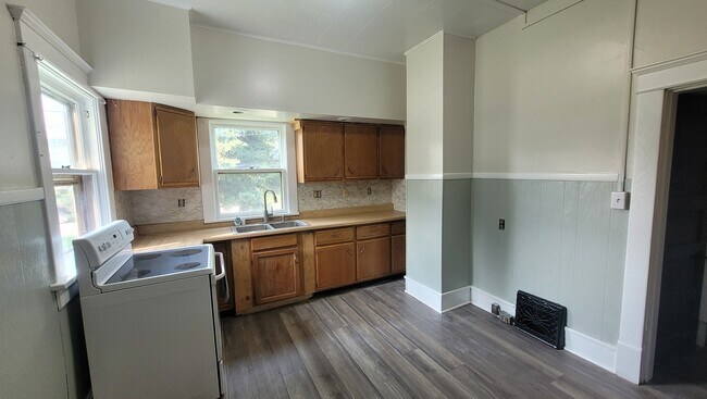 Building Photo - 612