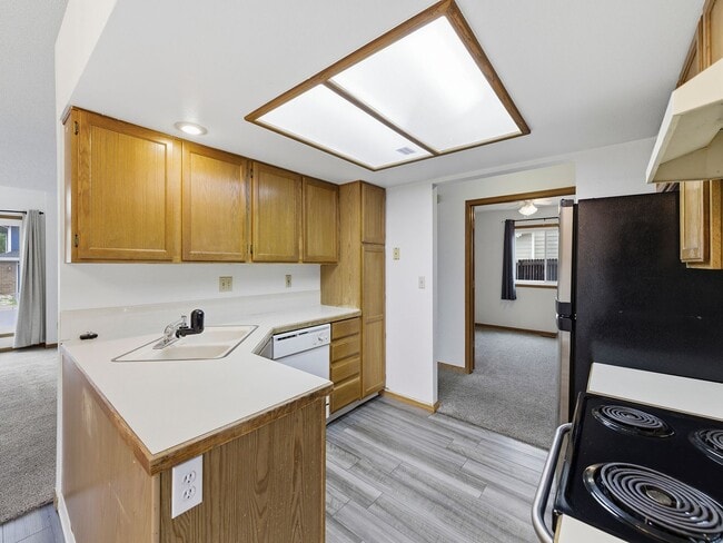 Building Photo - Bright & Spacious 3 Bed Home with Vaulted Ceilings & Fenced Yard AVAILABLE NOW!