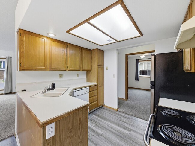 Building Photo - Bright & Spacious 3 Bed Home with Vaulted Ceilings & Fenced Yard