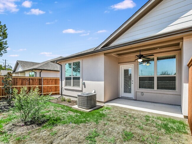 Building Photo - 412 Parkline Dr