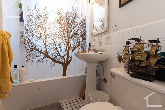 Building Photo - 1 Bedroom close to B/C/D Lines - Heat and Hot Water included