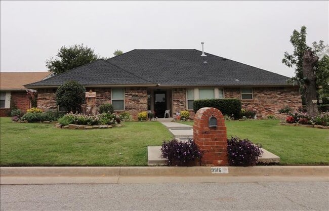Building Photo - 3 car garage, corner lot, huge living with fireplace and covered patio in Moore School district