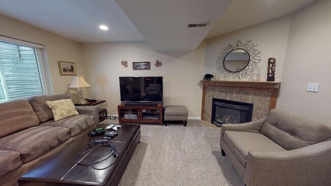 Building Photo - Beautiful sunny home