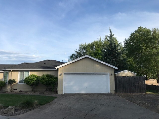 Building Photo - 1335 Sandy Ln