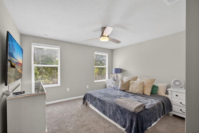 Building Photo - 392 SE Sea Hunt Way