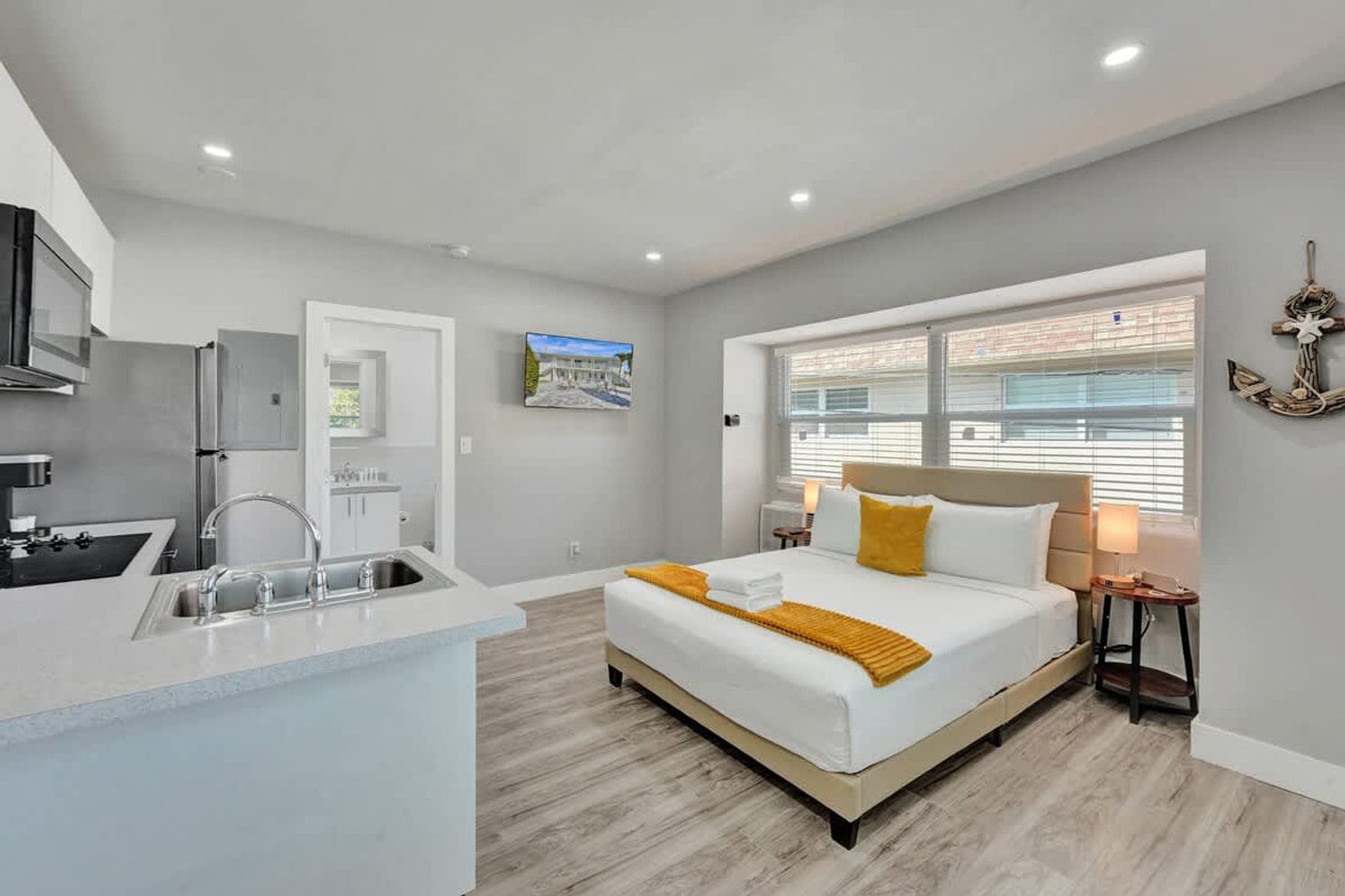 Building Photo - 906 N Riverside Dr