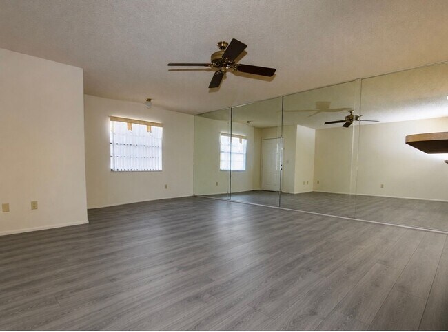 Building Photo - 55+ Gem minutes to Bradenton Beach