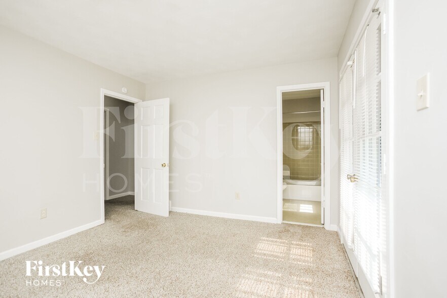 Building Photo - 3347 Bluemont Dr