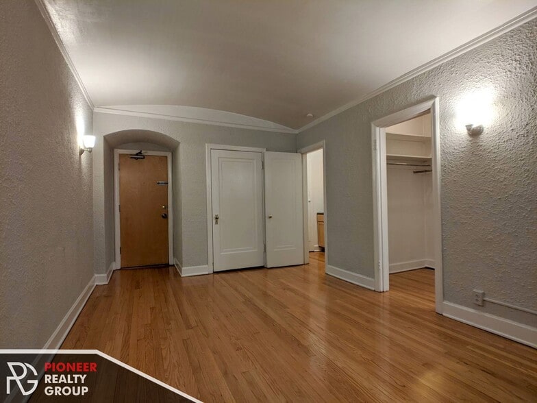 Building Photo - 556 W Arlington Pl