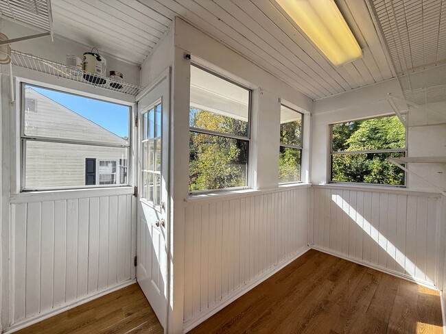 Building Photo - 1320 Miller St