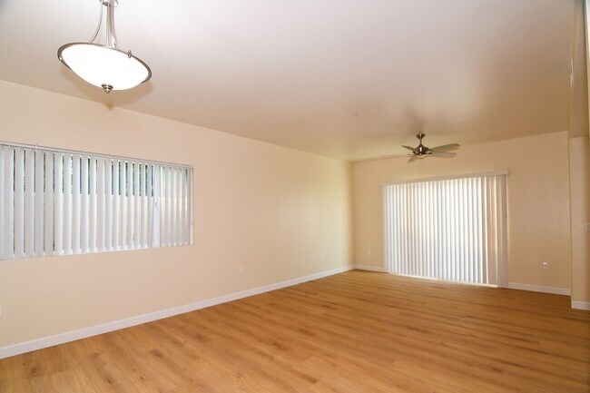 Building Photo - 571 Moss St