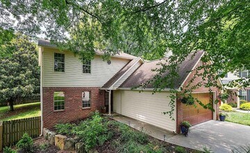 Building Photo - 4 Bedroom Home In Knoxville