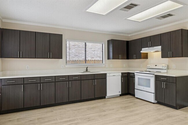 Building Photo - 2703 Vinson Ct