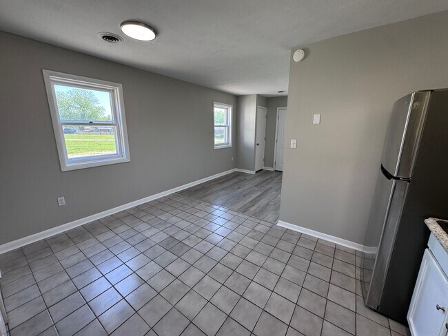 Building Photo - Connector Street 90/100