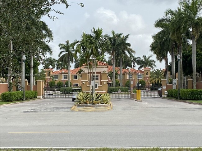 Building Photo - 3 br, 2.5 bath Townhome - 10671 SW 7th St ...